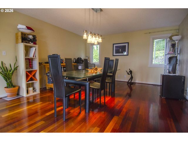 1425 Ne HILLVIEW Ct, Roseburg, OR 97470