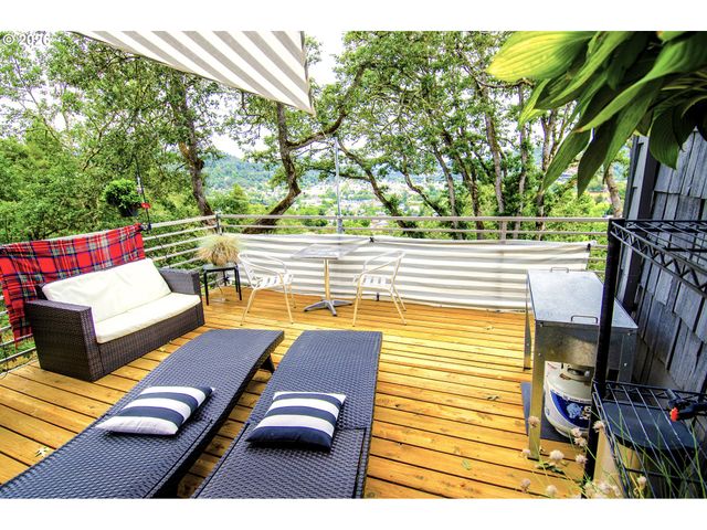 1425 Ne HILLVIEW Ct, Roseburg, OR 97470