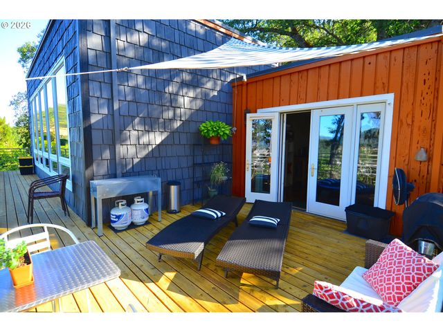 1425 Ne HILLVIEW Ct, Roseburg, OR 97470