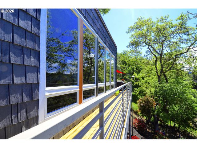 1425 Ne HILLVIEW Ct, Roseburg, OR 97470