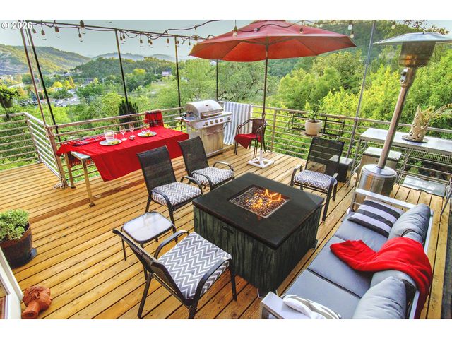 1425 Ne HILLVIEW Ct, Roseburg, OR 97470