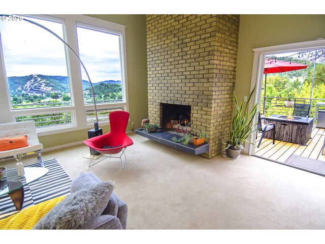 1425 Ne HILLVIEW Ct, Roseburg, OR 97470