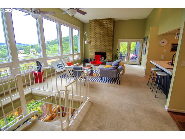 1425 Ne HILLVIEW Ct, Roseburg, OR 97470