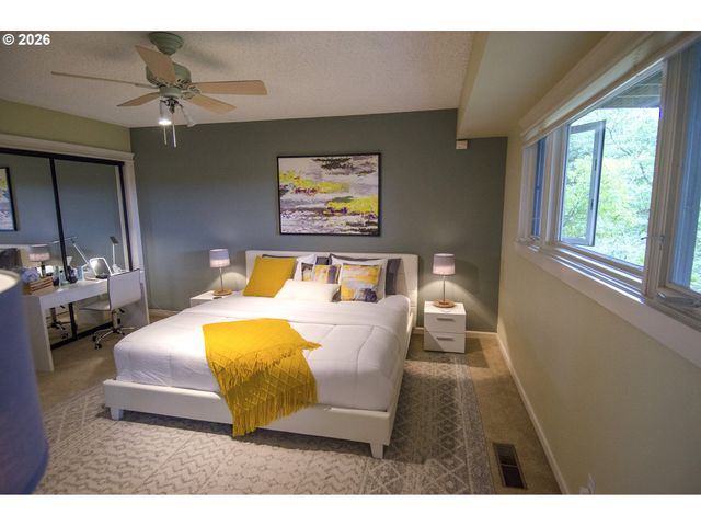 1425 Ne HILLVIEW Ct, Roseburg, OR 97470