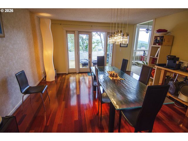 1425 Ne HILLVIEW Ct, Roseburg, OR 97470