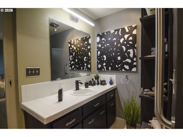 1425 Ne HILLVIEW Ct, Roseburg, OR 97470