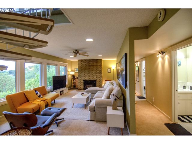 1425 Ne HILLVIEW Ct, Roseburg, OR 97470