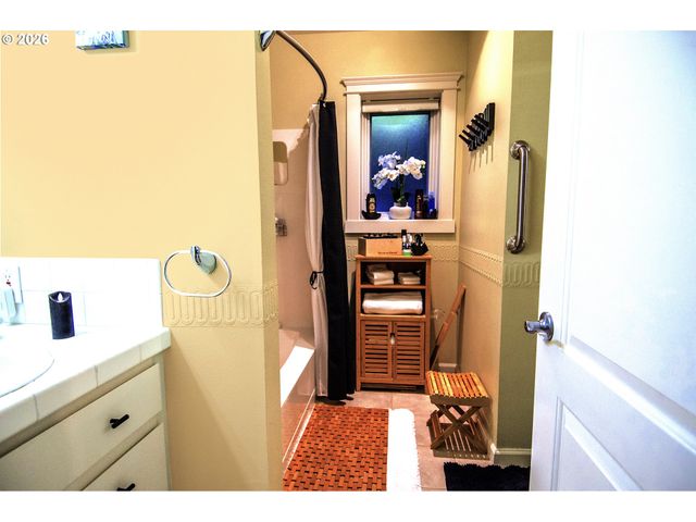 1425 Ne HILLVIEW Ct, Roseburg, OR 97470