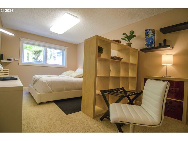 1425 Ne HILLVIEW Ct, Roseburg, OR 97470