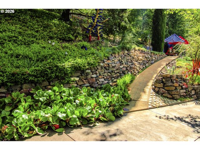 1425 Ne HILLVIEW Ct, Roseburg, OR 97470