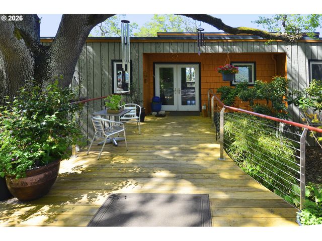 1425 Ne HILLVIEW Ct, Roseburg, OR 97470