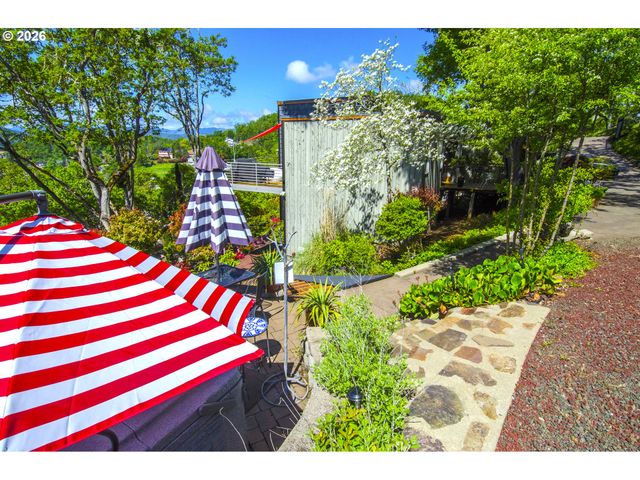 1425 Ne HILLVIEW Ct, Roseburg, OR 97470