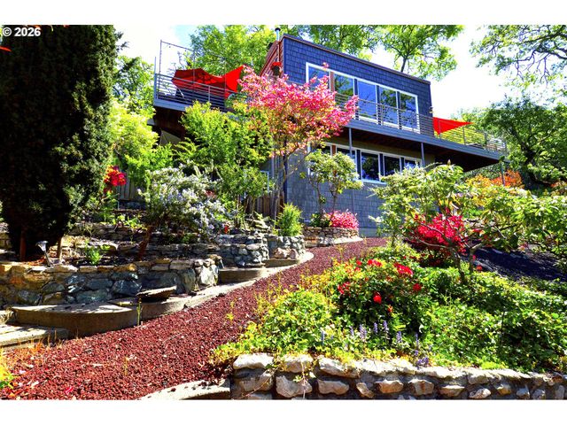 1425 Ne HILLVIEW Ct, Roseburg, OR 97470