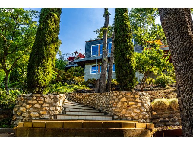 1425 Ne HILLVIEW Ct, Roseburg, OR 97470