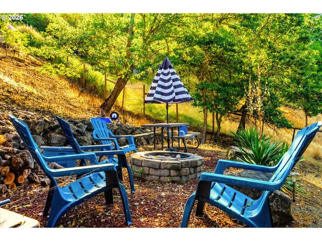 1425 Ne HILLVIEW Ct, Roseburg, OR 97470