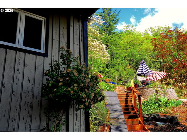 1425 Ne HILLVIEW Ct, Roseburg, OR 97470