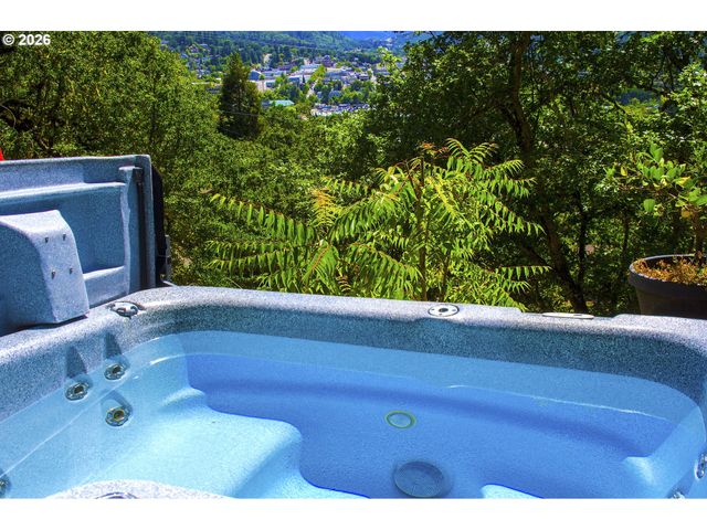 1425 Ne HILLVIEW Ct, Roseburg, OR 97470