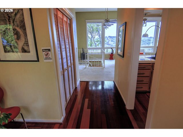 1425 Ne HILLVIEW Ct, Roseburg, OR 97470