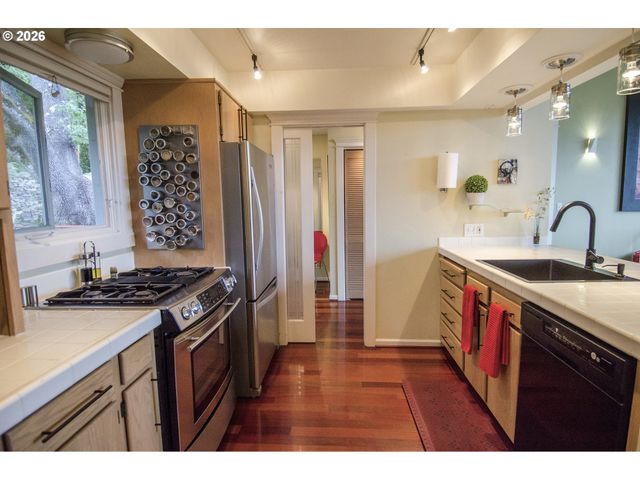 1425 Ne HILLVIEW Ct, Roseburg, OR 97470