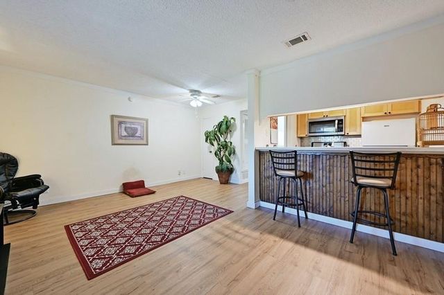 711 Eberhart Ln LN 105, Austin, TX 78745