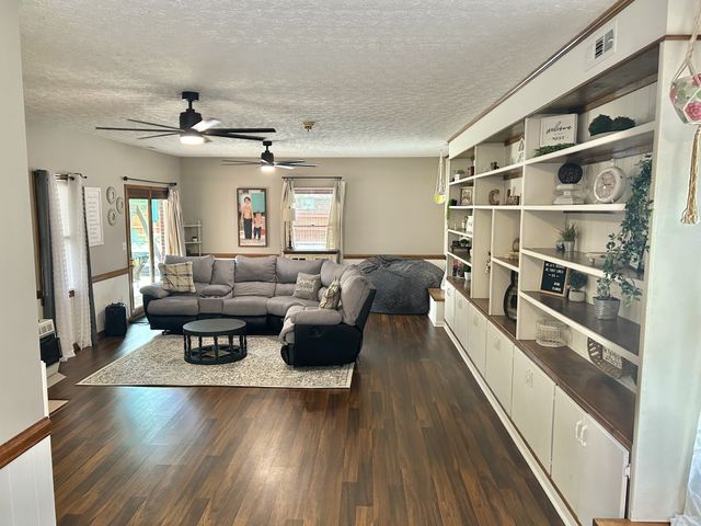 1212 Woodcrest Dr, Manchester, TN 37355