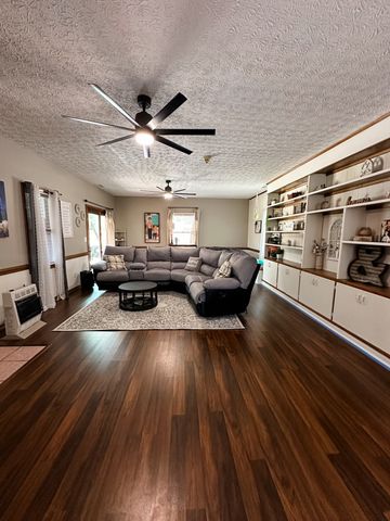 1212 Woodcrest Dr, Manchester, TN 37355