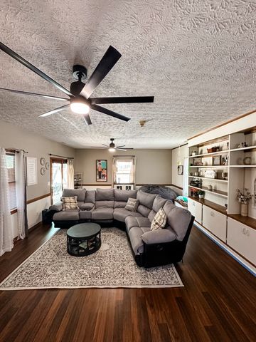 1212 Woodcrest Dr, Manchester, TN 37355