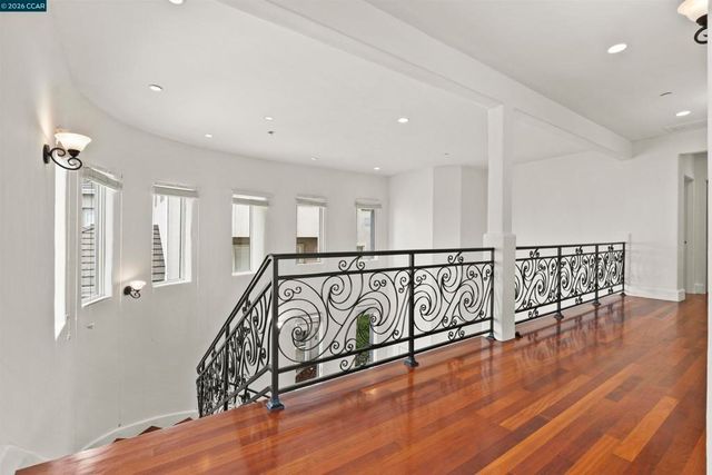 698 Via Rialto, Oakland, CA 94619