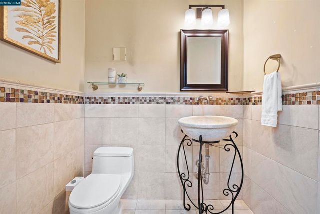 698 Via Rialto, Oakland, CA 94619