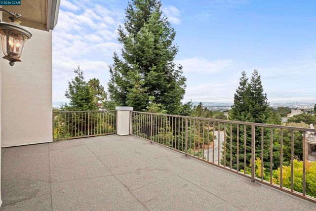 698 Via Rialto, Oakland, CA 94619