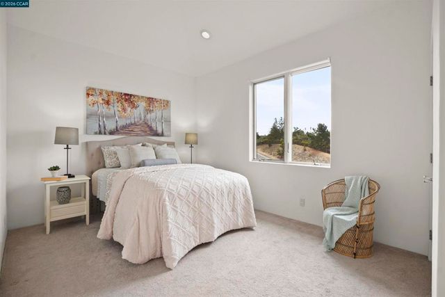 698 Via Rialto, Oakland, CA 94619