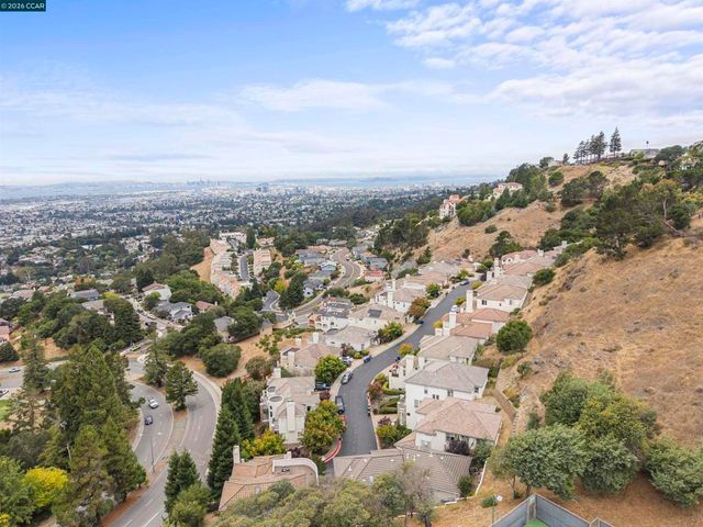 698 Via Rialto, Oakland, CA 94619