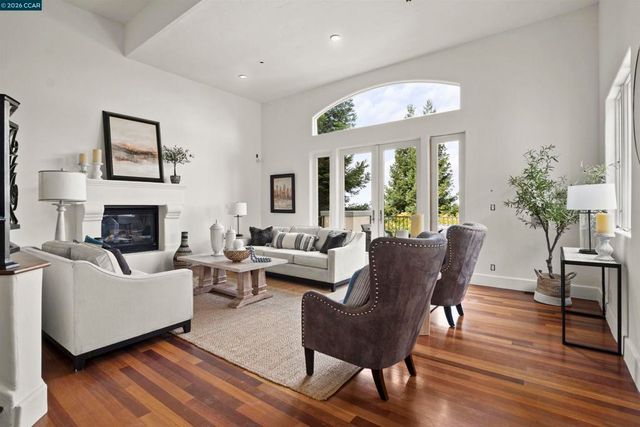 698 Via Rialto, Oakland, CA 94619
