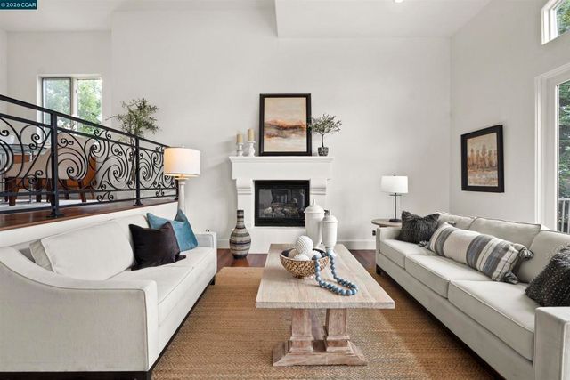 698 Via Rialto, Oakland, CA 94619