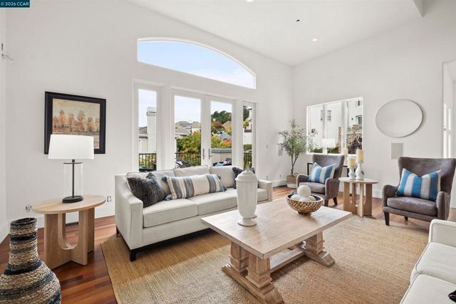 698 Via Rialto, Oakland, CA 94619