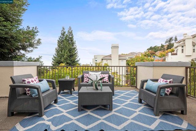 698 Via Rialto, Oakland, CA 94619