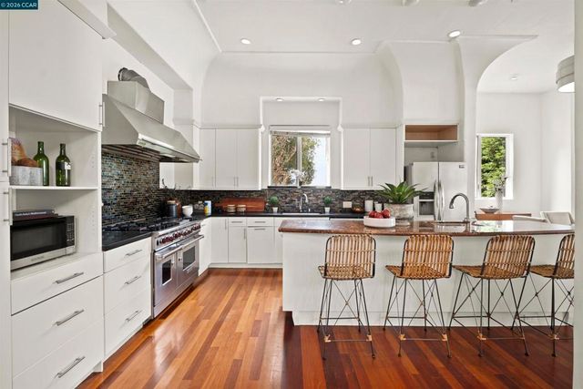 698 Via Rialto, Oakland, CA 94619