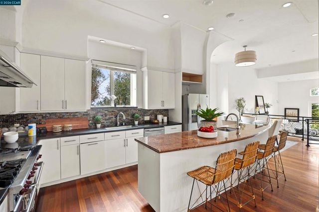 698 Via Rialto, Oakland, CA 94619