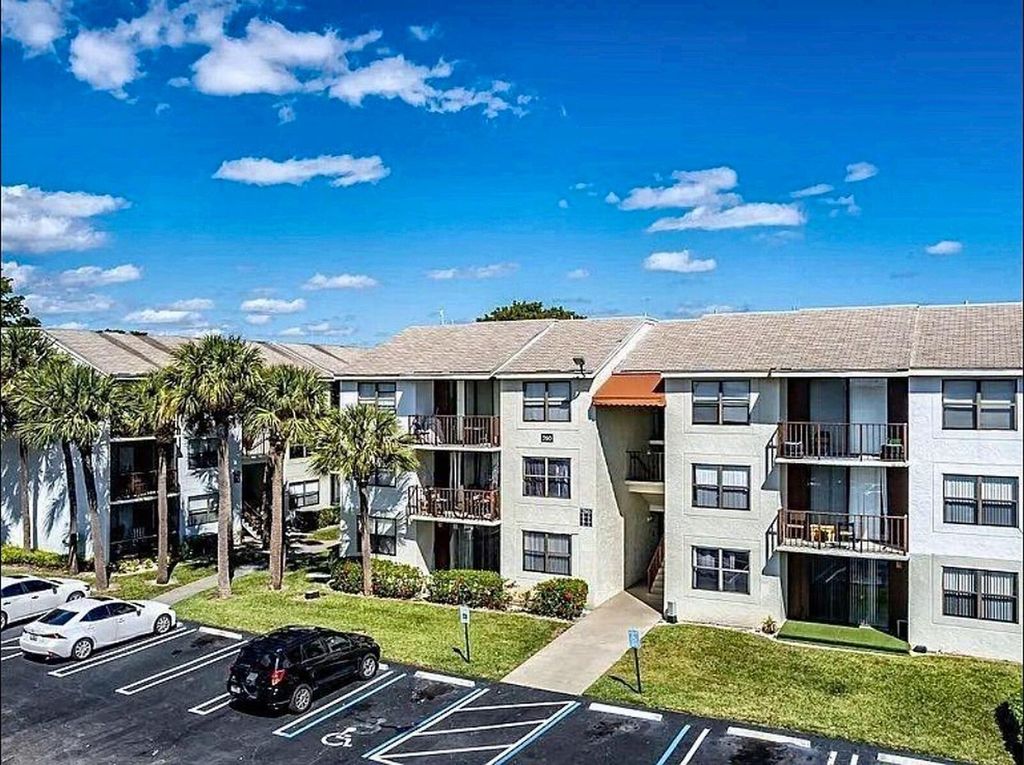 708 EXECUTIVE CENTER Drive 12, West Palm Beach, FL 33401