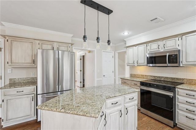 5618 Brookstone NW Drive, Acworth, GA 30101