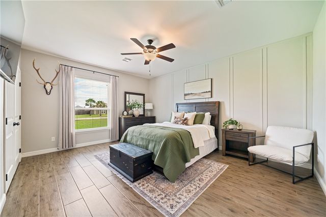 1189 S Southampton Dr, Corpus Christi, TX 78415