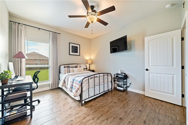 1189 S Southampton Dr, Corpus Christi, TX 78415