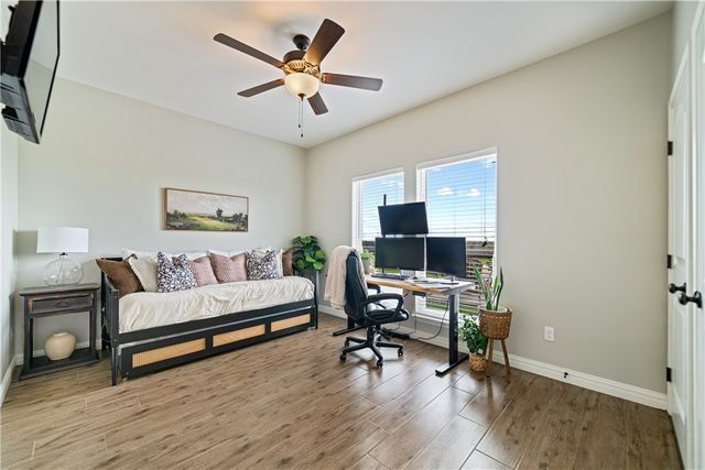 1189 S Southampton Dr, Corpus Christi, TX 78415