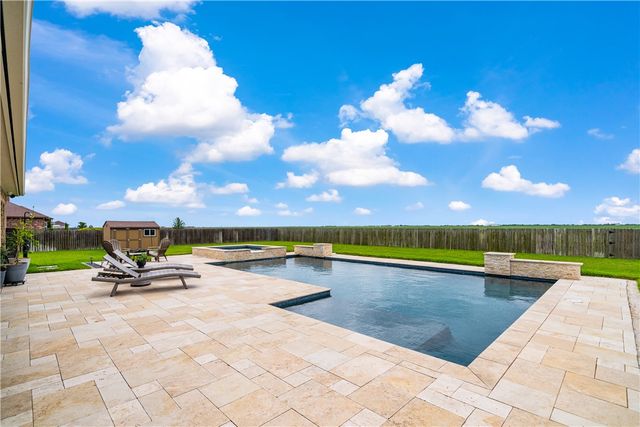 1189 S Southampton Dr, Corpus Christi, TX 78415