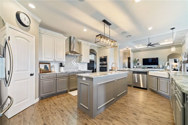 1189 S Southampton Dr, Corpus Christi, TX 78415