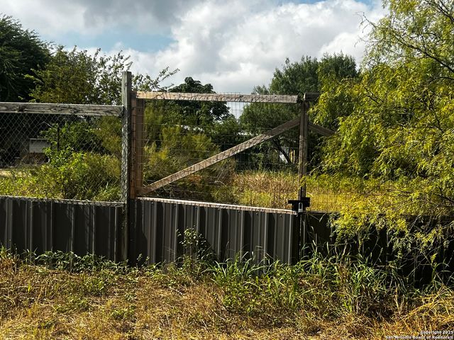 1419 Kayroe, Adkins, TX 78101