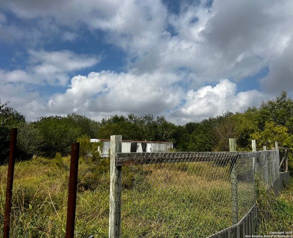 1419 Kayroe, Adkins, TX 78101