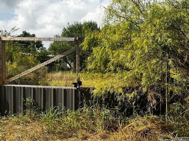 1419 Kayroe, Adkins, TX 78101