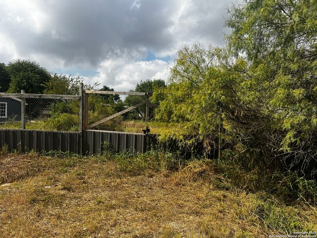 1419 Kayroe, Adkins, TX 78101