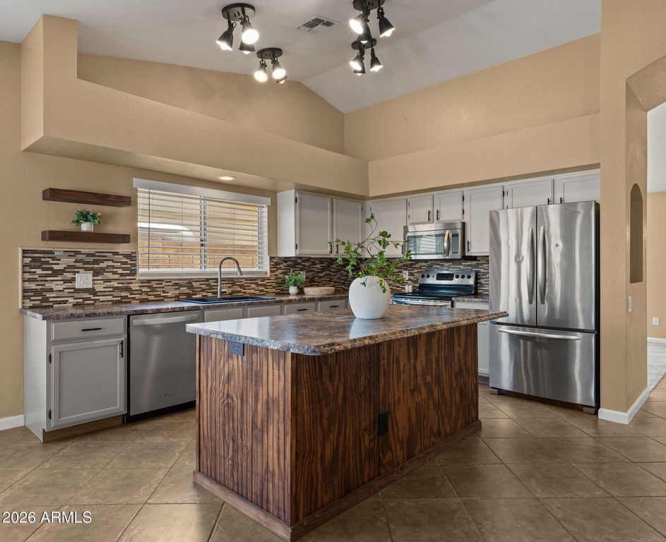 8434 W DREYFUS Drive, Peoria, AZ 85381 — photo 2